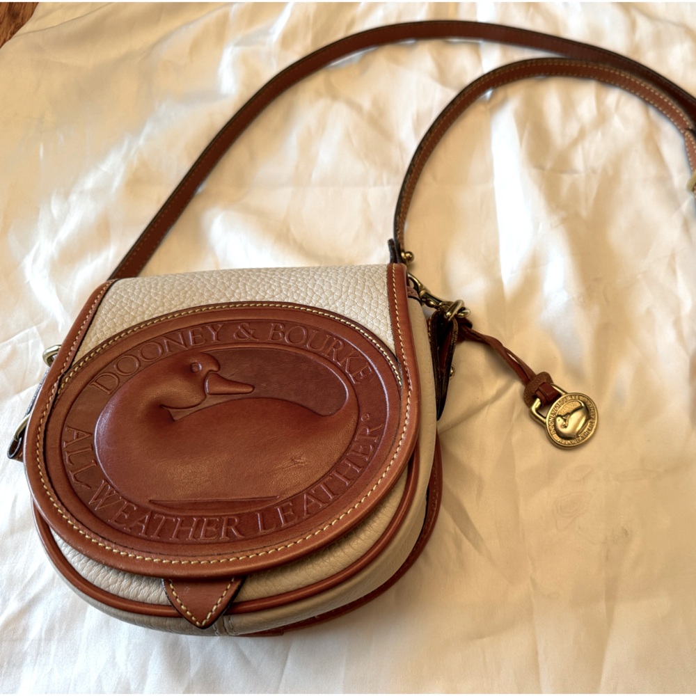Vintage leather Dooney & Bourke crossbody in off white! In excellent condition!